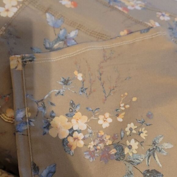 Bandolino floral design Cropped pants - Picture 7 of 9